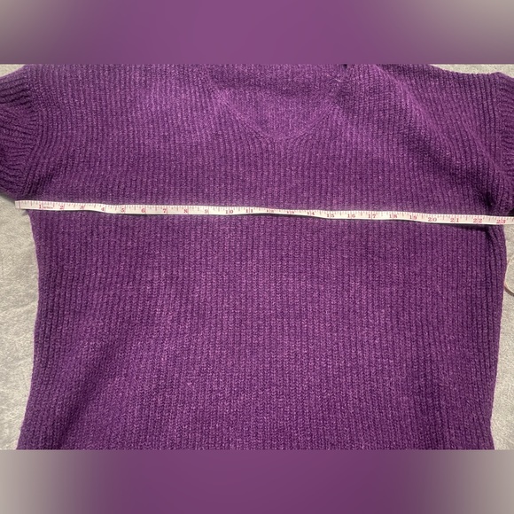 Like new! Wool blend v-neck purple sweater - Picture 8 of 9
